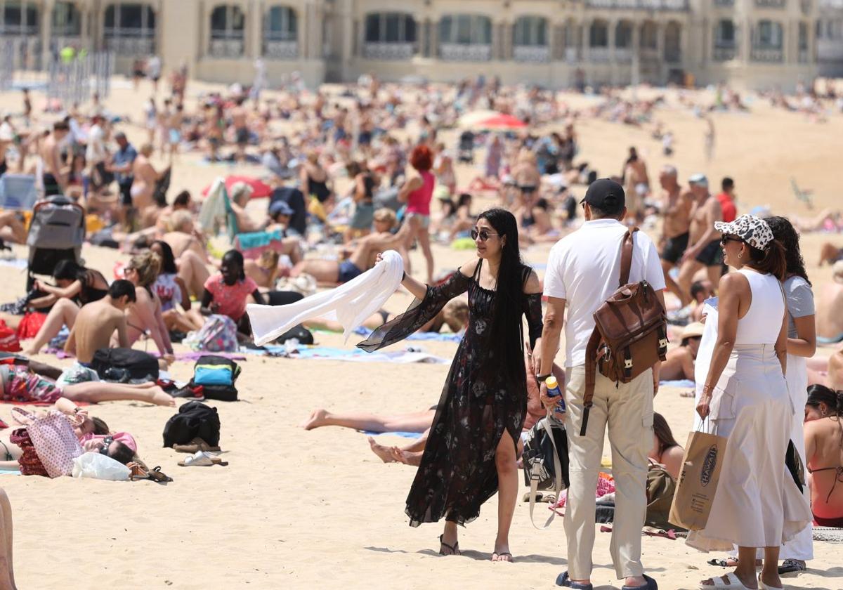 Las playas de San Sebastián se han llenado hoy y no han sido pocos los que se han atrevido a bañarse aprovechando el calor.