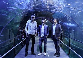 El exdiputado socialista Eduardo Madina acompañó a Pablo Benegas en la presentación de su libro 'Memorias' en el Aula DV, con Mitxel Ezquiaga al frente del acto celebrado en el Aquarium.