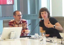 Gorka Vidal y Edurne Larrañaga comparecieron este martes en representación del sindicato LAB.