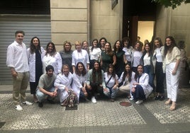 Gran parte del equipo médico de Henko posa en la entrada del espacio de salud en la calle San Marcial.