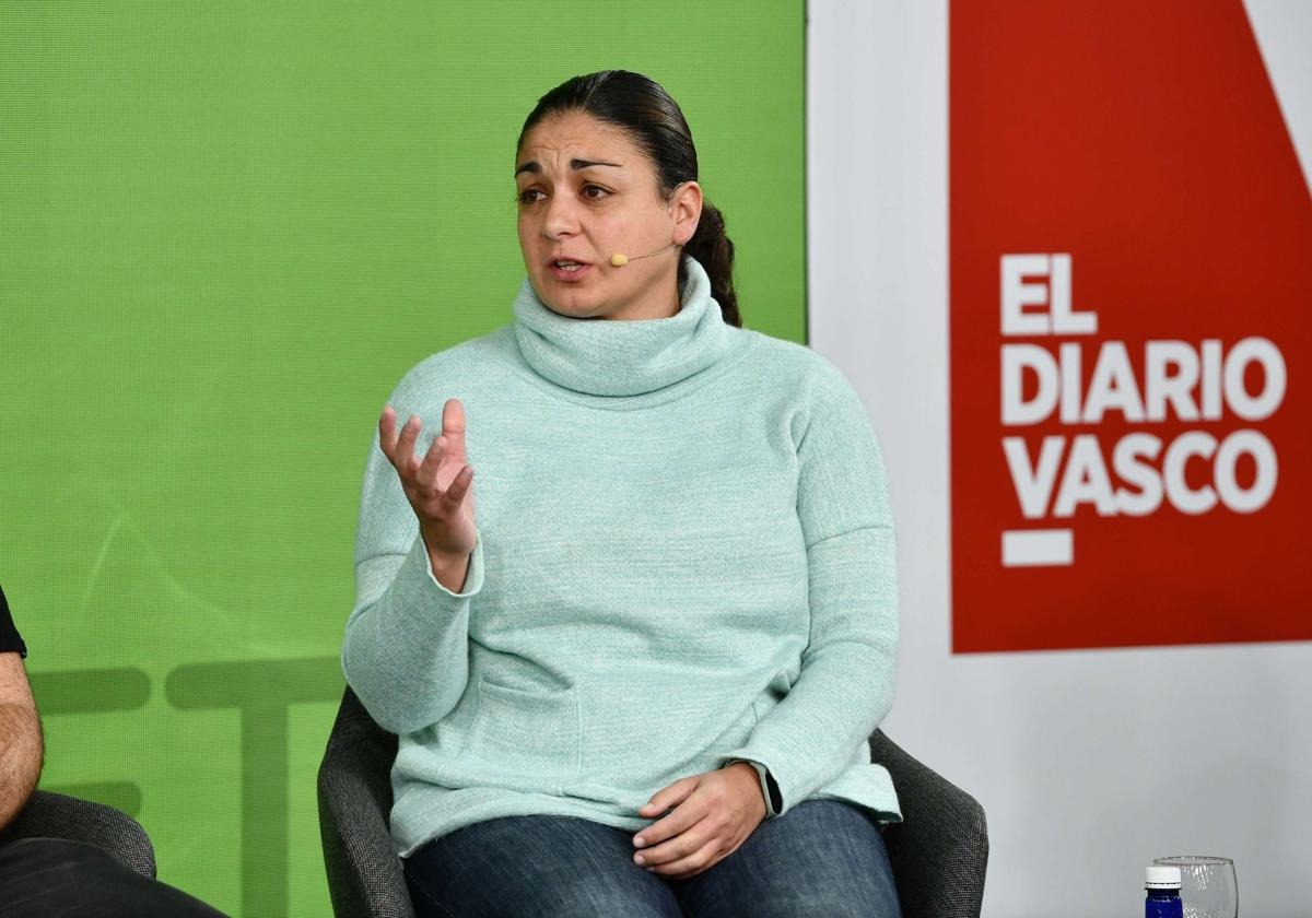 Iria Uxía, en una conferencia que participó en DV Gunea sobre el respeto en el deporte.