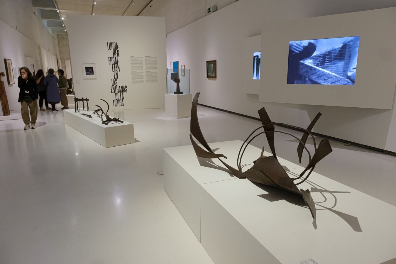 Una colección con obras de Chillida, Miró, Picasso y Balenciaga