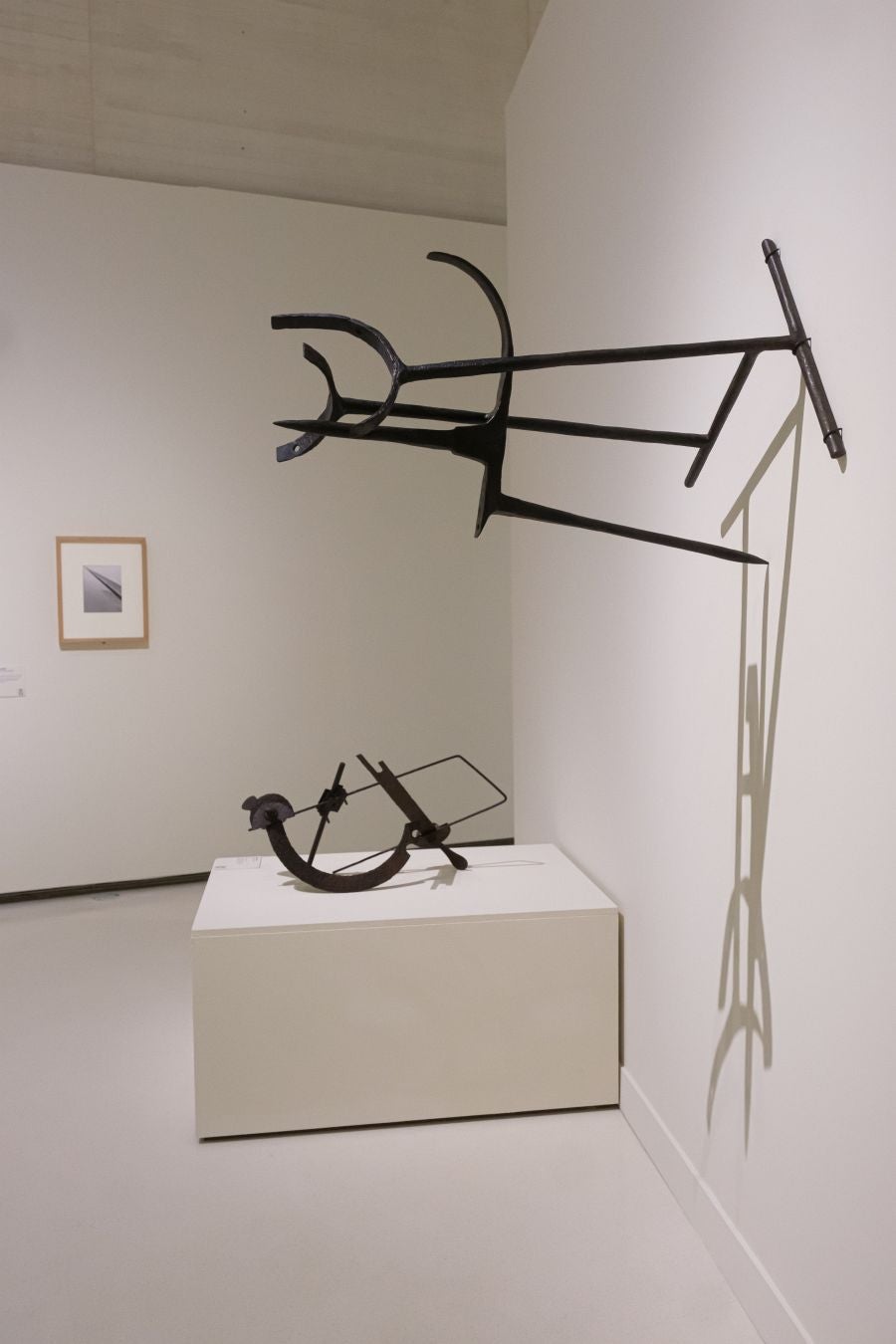 Una colección con obras de Chillida, Miró, Picasso y Balenciaga