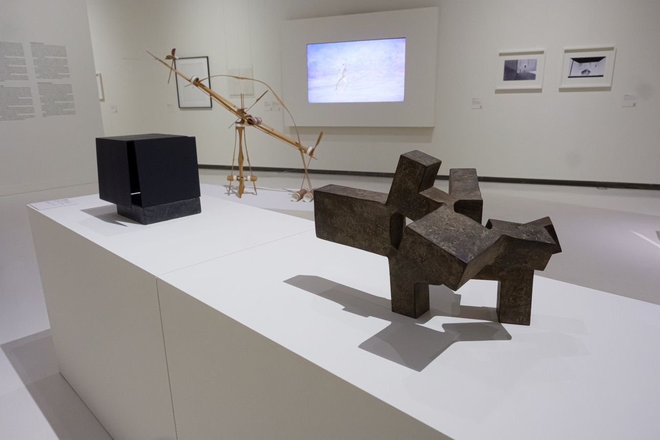 Una colección con obras de Chillida, Miró, Picasso y Balenciaga