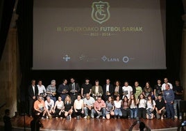 Todos los premiados posan en el escenario del Teatro Santa Ana de Oñati.