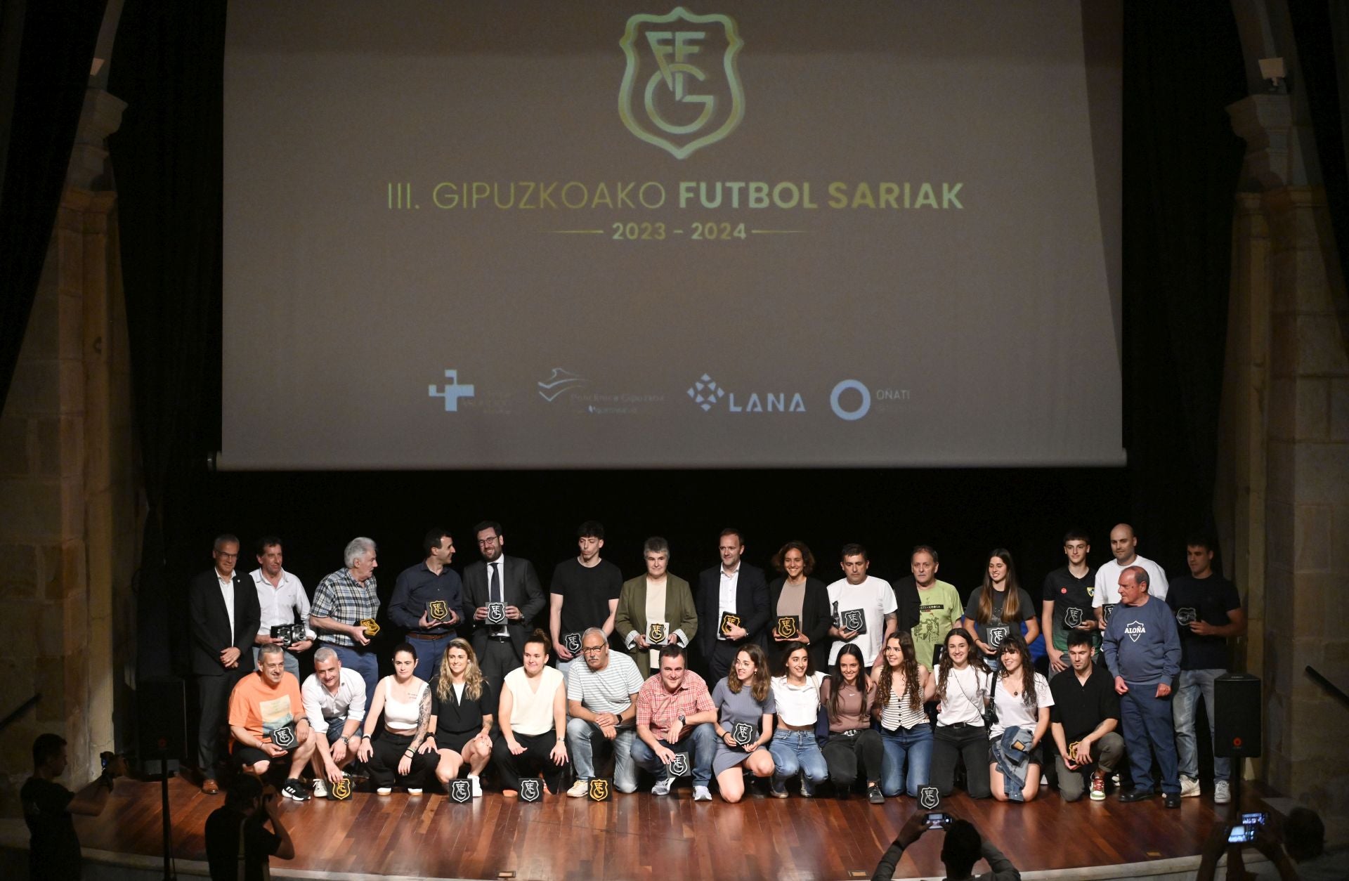 Todos los premiados posan en el escenario del Teatro Santa Ana de Oñati.