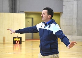 Goar Aretxe, en Usabal, dirigiendo a su equipo durante un partido de la temporada, de la que hace balance en esta entrevista.