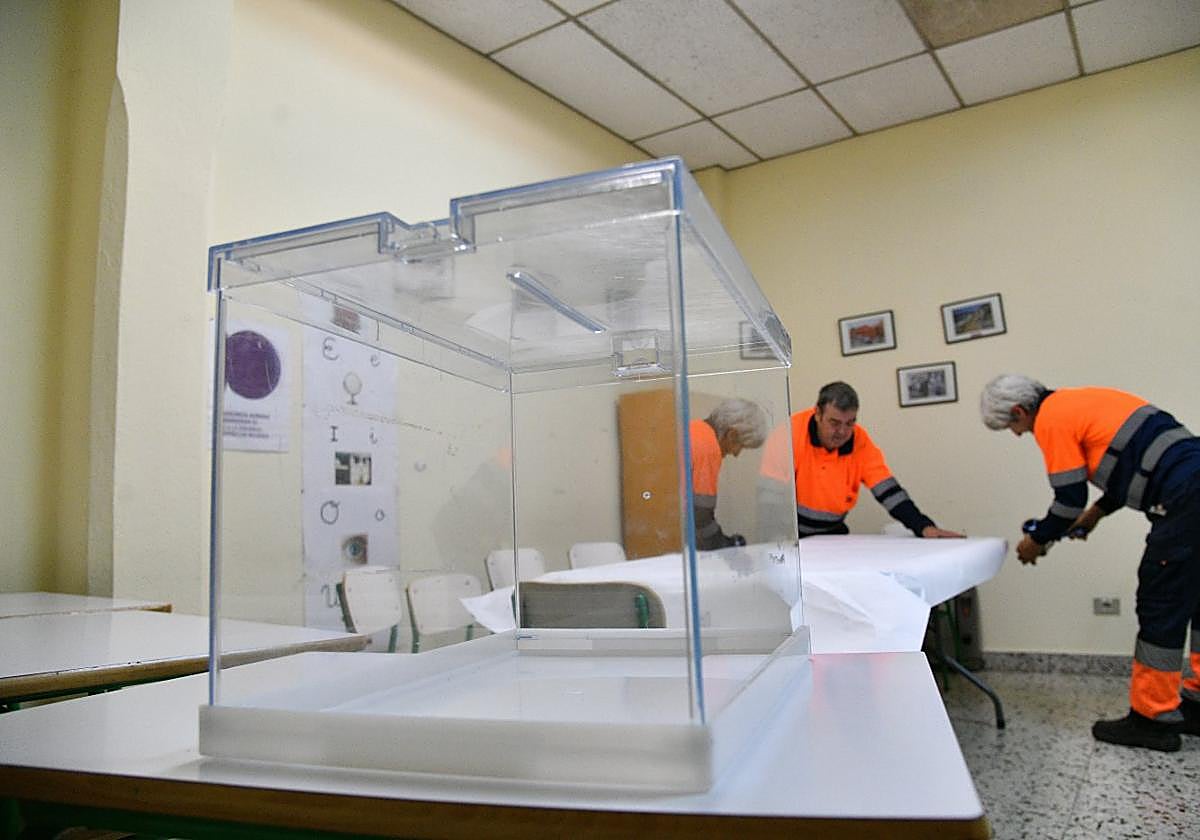 Una brigada municipal ultima los preparativos de una mesa para los comicios de hoy en un colegio electoral de Eibar.