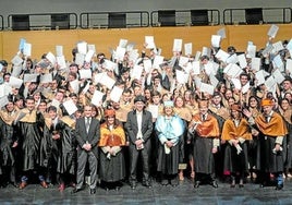 Los alumnos de la facultad de Tecnun y los docentes posan en el escenario del auditorio del Kursaal.