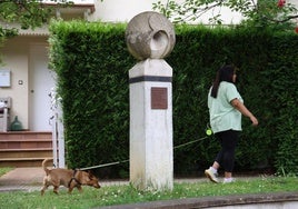 La escultura en honor de Patxi Ezkiaga será retirada del parque de Etxezarreta de Legorreta.