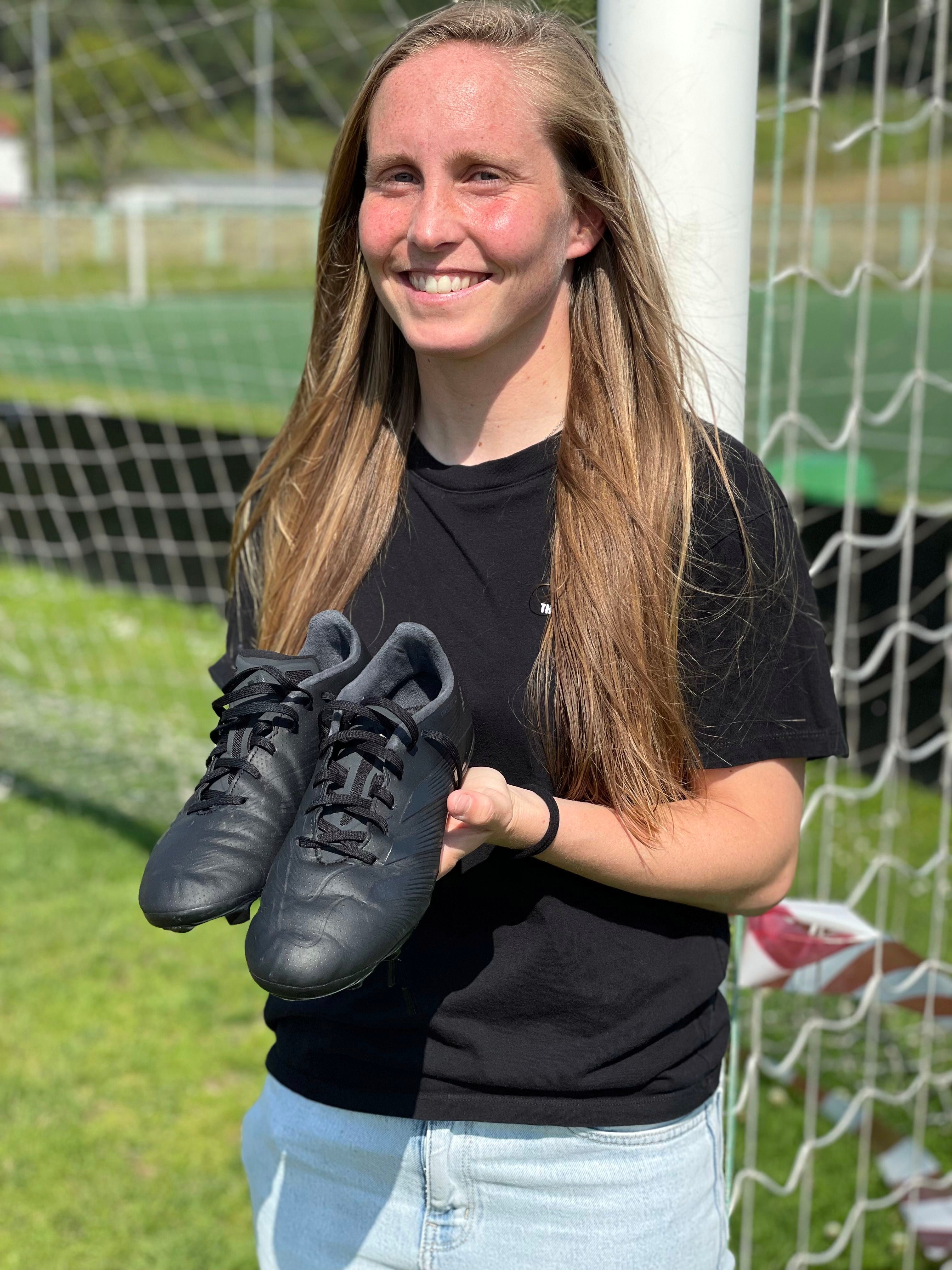 Marta Aranburu en el campo de Asti con sus botas.