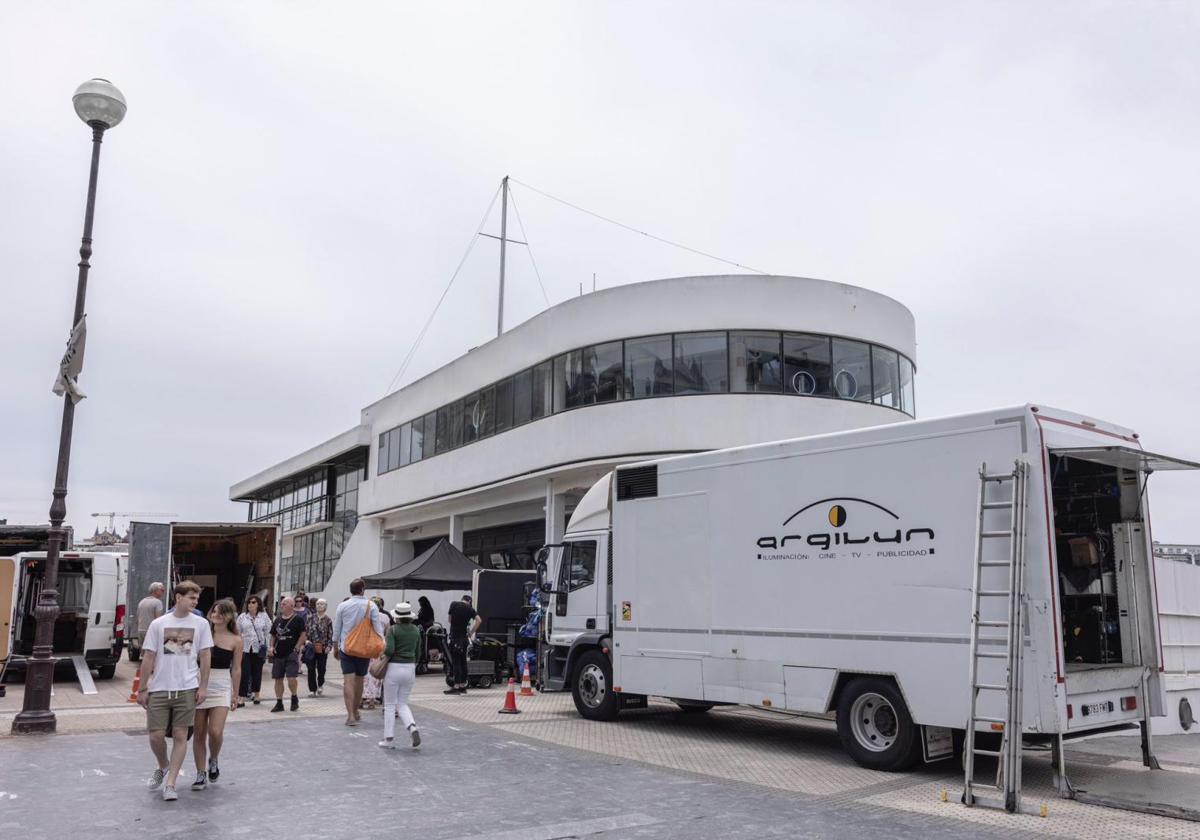 Preparativos en el exterior del Naútico para el rodaje de 'Balenciaga'.