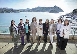 Marymy y Pilar Pascual (Monte Igueldo), Patricia Rodríguez (Tenis), Amaia Sánchez (La Perla), Maite Sabadell (Bataplán), Elena Estomba (Londres), Jaione Izagirre (Hegalak), Marta Lizarraga (Náutico) y Esther Irigaray (Aquarium), en la terraza del hotel Lasala Plaza.