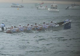 El proel de la Donostiarra, Ioritz Orbegozo, trata de soltar el remo roto de la punta de la trainera tras la segunda ciaboga.