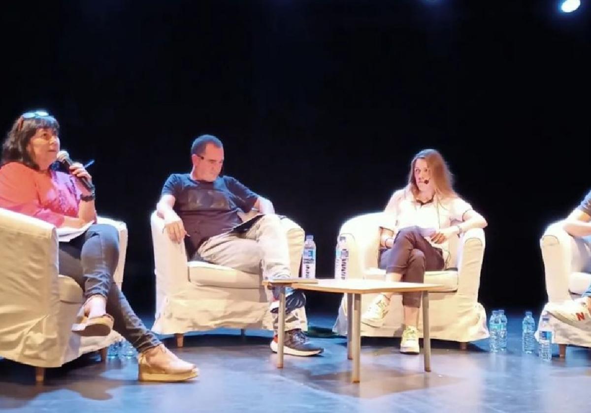 De izquierda a derecha, Arritu Iribar, Mikel Azkune, Maialen Pikabea y Mikel Labaka durante la mesa redonda celebrada en Gezala.