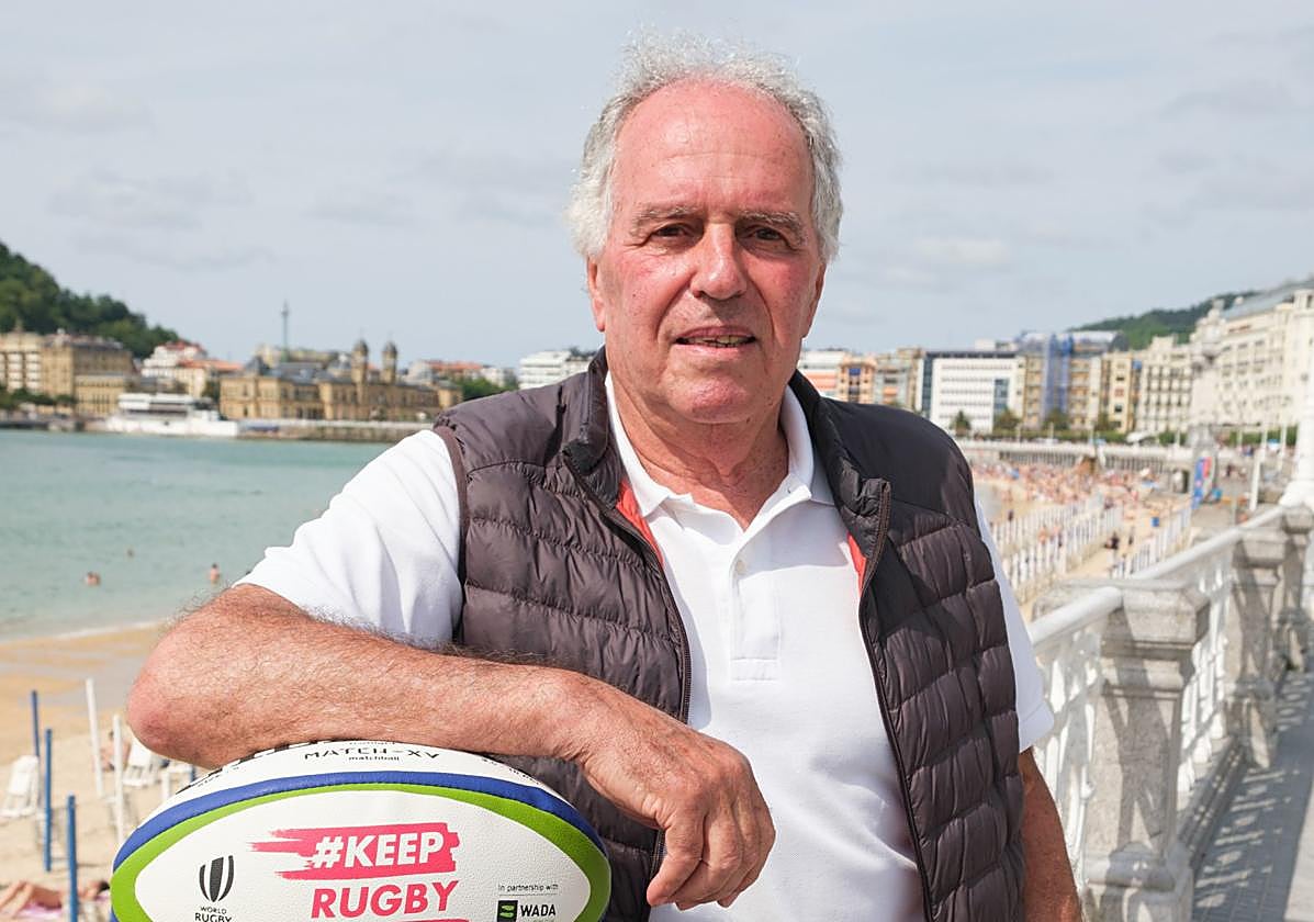 Alfonso Feijoo, apoyado un balón oval en el paseo de La Concha de Donostia.