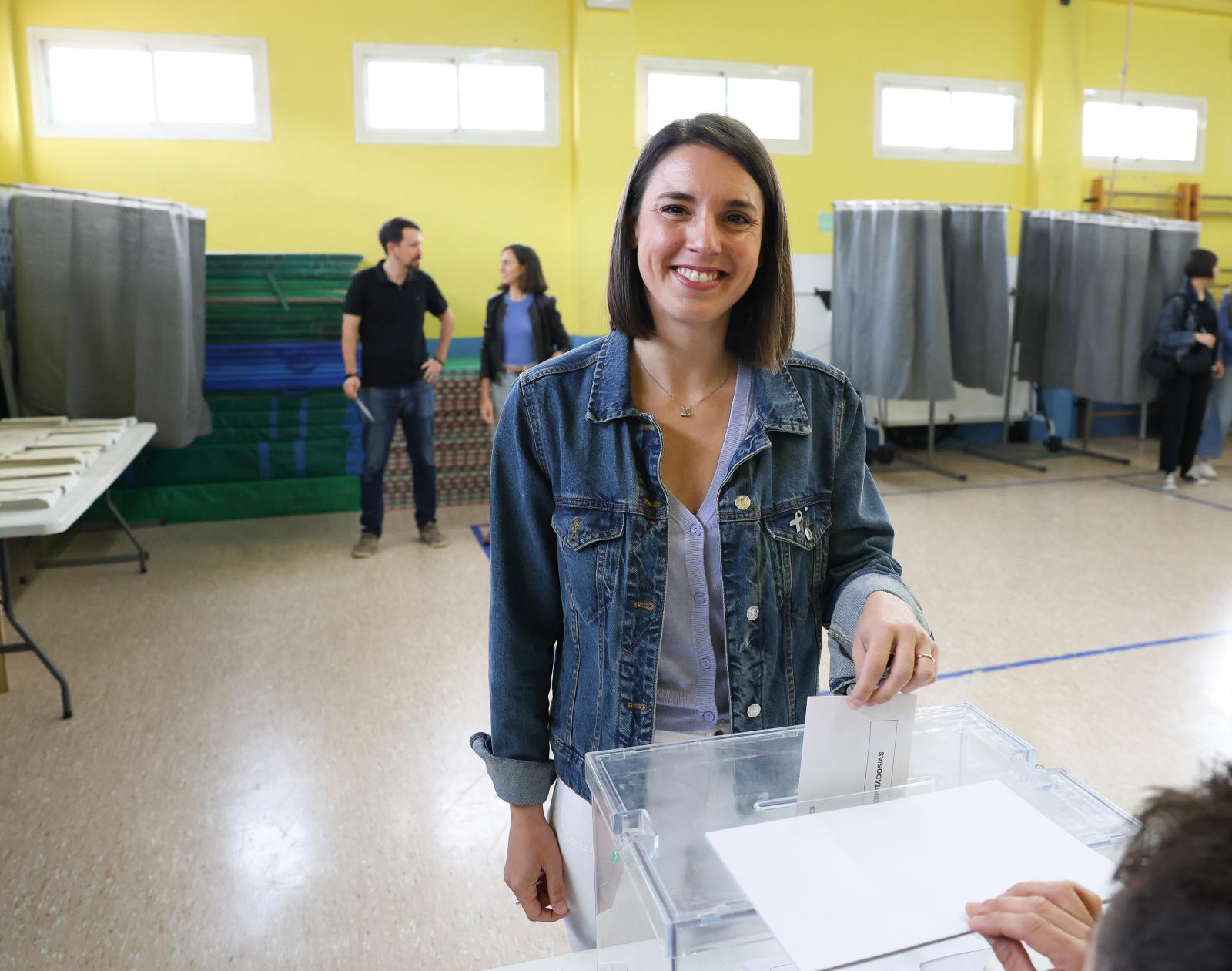 Irene Montero, vota junto a pablo Iglesias e Ione Bellara