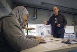El candidato de EH Bildu al Parlamento Europeo, Pernando Barrena, ejerció su derecho al voto en Berriozar.