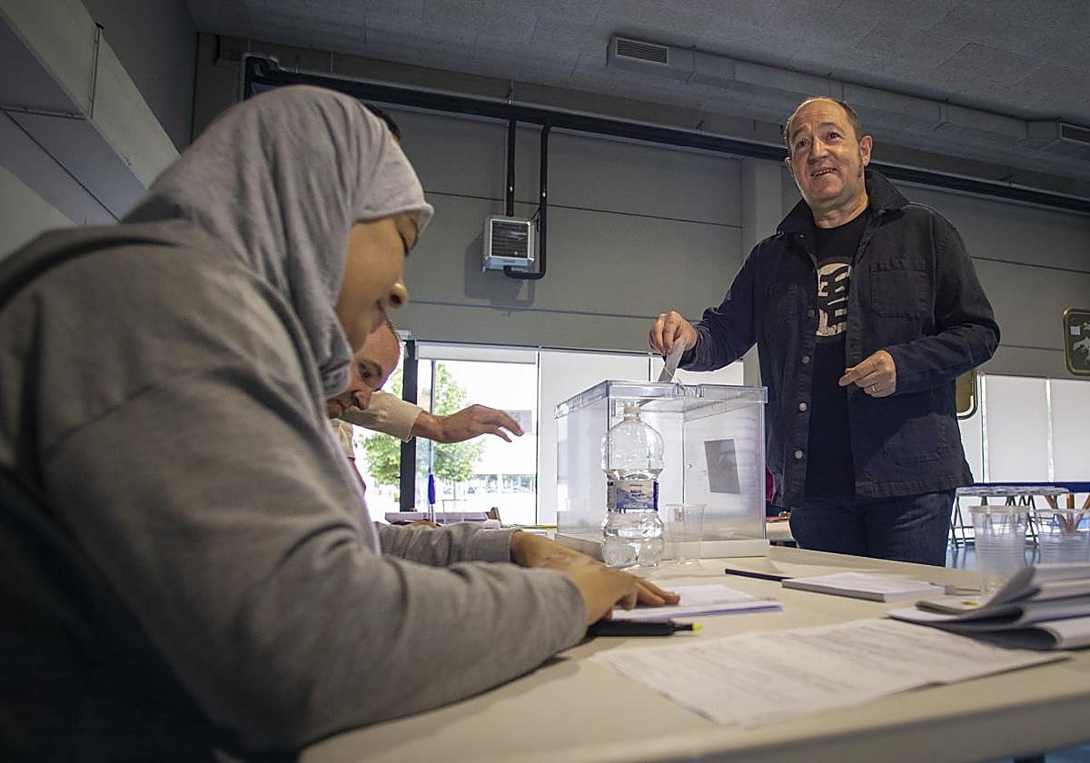 El candidato de EH Bildu al Parlamento Europeo, Pernando Barrena, ejerció su derecho al voto en Berriozar.