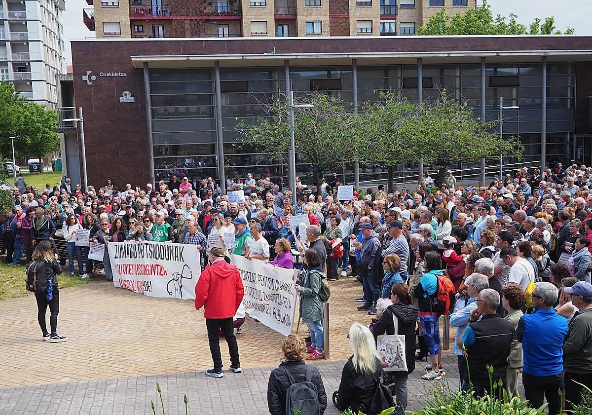 Imagen principal - Multitudinaria protesta en Zumaia contra la «precaria» situación del centro de salud, con dos médicos «haciendo el trabajo de seis»
