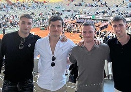 Sergio Gómez, segundo por la derecha, junto a Abel Ruiz, Hugo Guillamón y Juan Miranda, en la final de Roland Garros de Carlos Alcaraz.