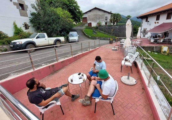 Varias personas toman algo en la terraza del ostatu de Orexa.