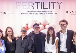 Helena Díez Iturralde y Carlos Sánchez, propietarios de Manila Moda, en el centro, con los responsables del Instituto Vasco de Fertilidad.