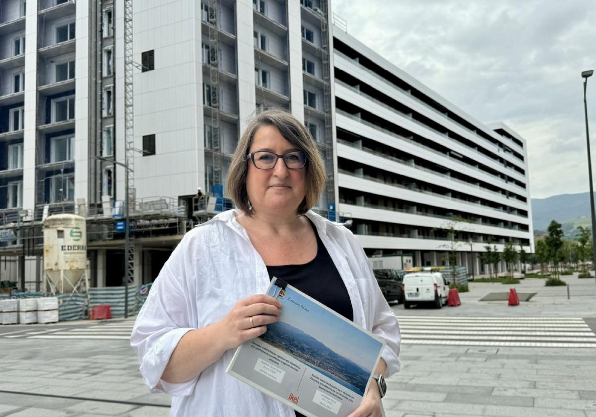 Garbiñe Oiarbide, concejala de Urbanismo y Vivienda del Ayuntamiento de Zarautz, repasó los datos más destacados del estudio realizado por la Asesoría IKEI sobre el estado de la vivienda en la localidad.