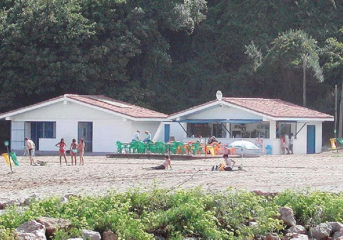 Varias personas en torno a la cantina de Saturraran, que este verano permanecerá cerrada.