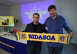El entrenador Alex Mozas con Gurutz Aginagalde, presidente del Bidasoa.