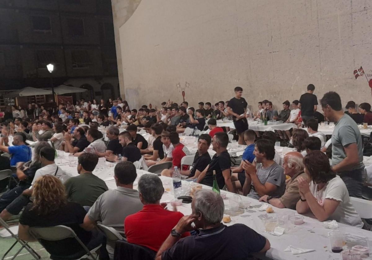 Los jugadores, familias y entrenadores disfrutaron de la cena.