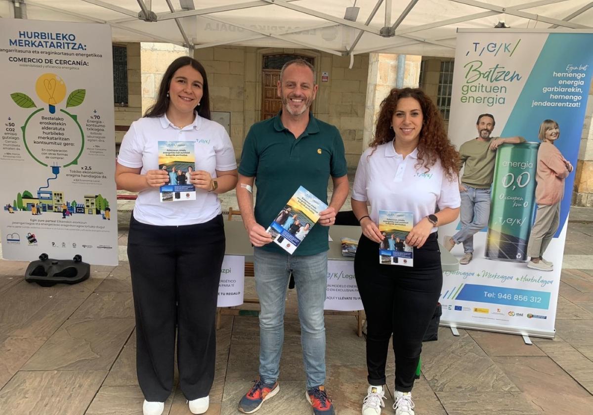 El concejal Óscar Valbuena con las dinamizadoras del stand de la TEK Legazpi en la Energia Festa del viernes.