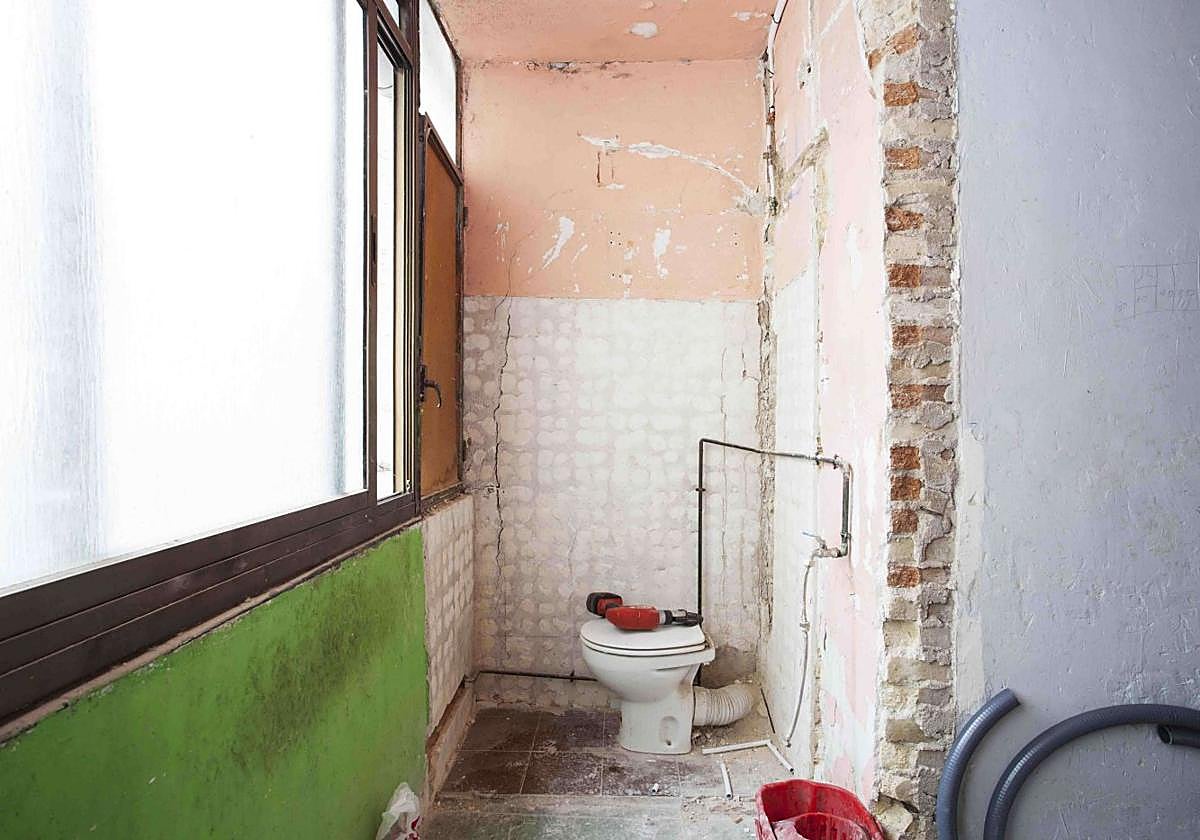 Estado en el que quedó el baño de una de las viviendas en las que actuó el chapuzas, dejando la reforma sin hacer.