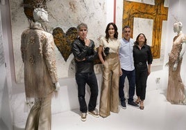 Mikel Erentxun, Isabel Zapardiez, Juan Luis Biain y la galerista Lourdes Pérez Patxo hoy en LaCentral Art Gallery del barrio de Gros.