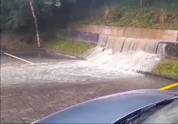 Pequeña catarata de agua producida por la tormenta de este miércoles en Getaria.