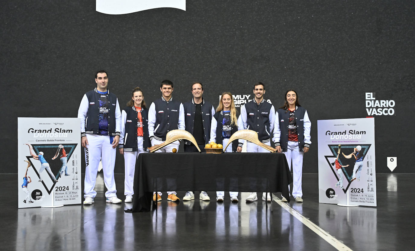 Seis de los ocho finalistas del Grand Slam de Donostia posan ayer en el Carmelo Balda