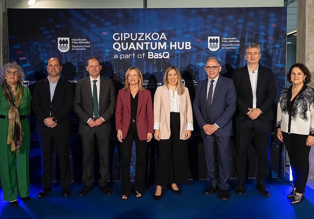 La diputada general, Eider Mendoza, y Ane Insausti, diputada de Promoción Económica y Proyectos Estratégicos junto a otros participantes en el acto de 'Gipuzkoa Quantum Hub'.