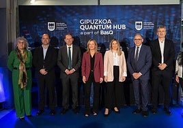 La diputada general, Eider Mendoza, y Ane Insausti, diputada de Promoción Económica y Proyectos Estratégicos junto a otros participantes en el acto de 'Gipuzkoa Quantum Hub'.