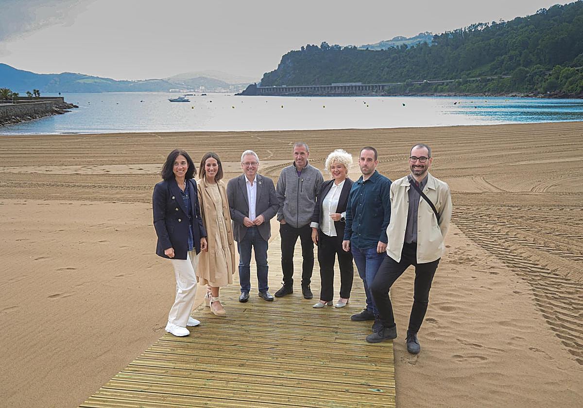 Representantes institucionales y de Garbera y Urbil en la presentación de la temporada de playas este miércoles en Getaria.