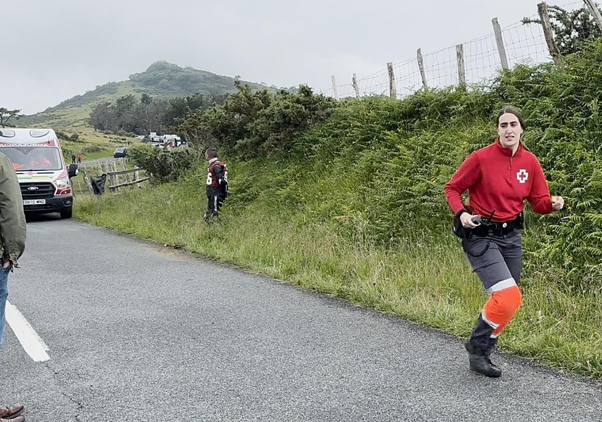 Los servicios de emergencia se dirigen al lugar del accidente instantes después de producirse, este miércoles en Hondarribia.