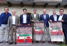 Organizadores de la Feria de Azpeitia, con el cartel anunciador.