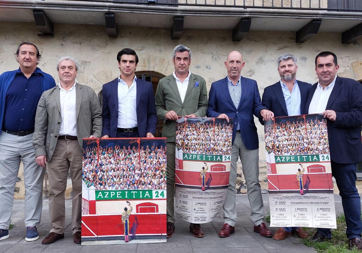 Organizadores de la Feria de Azpeitia, con el cartel anunciador.