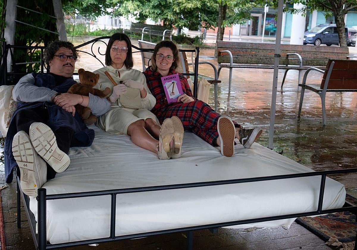 Domingo. Lluvia. Plaza Sagastieder. Intxaurrondo. Miss Beige, alias Ana Esmith, comparte colchón y árbol.