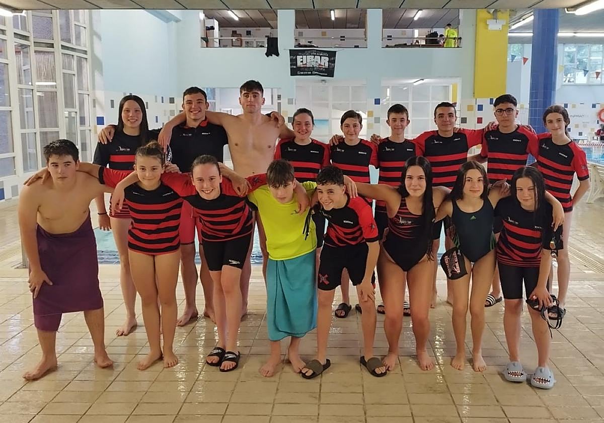 Nadadores en el XXXV Premio San Juan, prueba celebrada en el polideportivo de Ipurua.