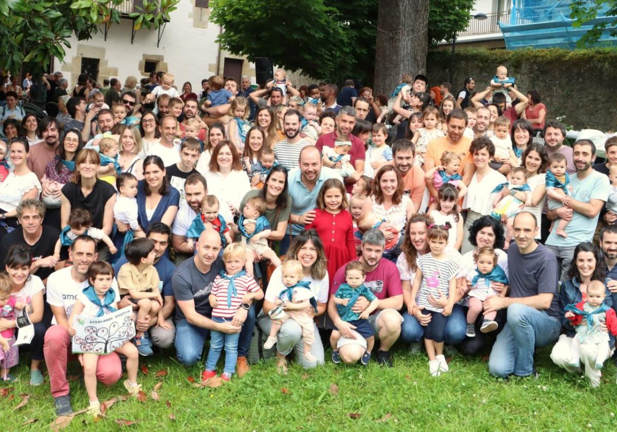 Los niños nacidos en 2023, sus padres y sus hermanos posaron juntos para el recuerdo en el jardín de Arizmendienea.