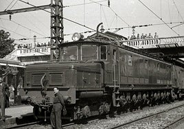 Locomotora de la época en la Estación del Norte.