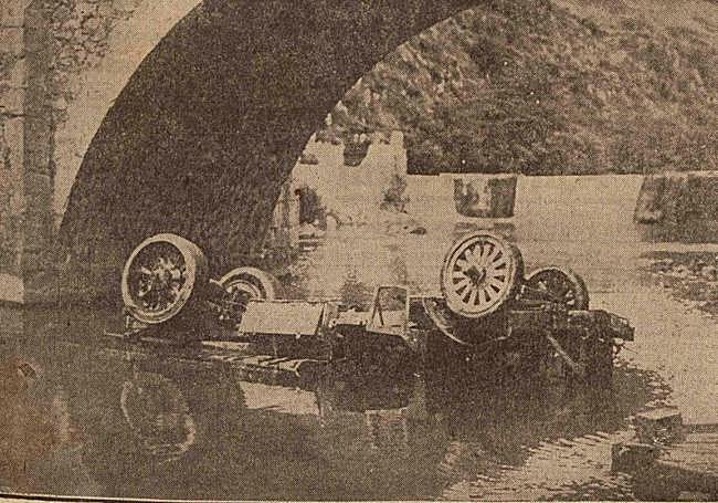 Estado en el que quedó el camión en el fondo del río, con las ruedas hacia arriba.