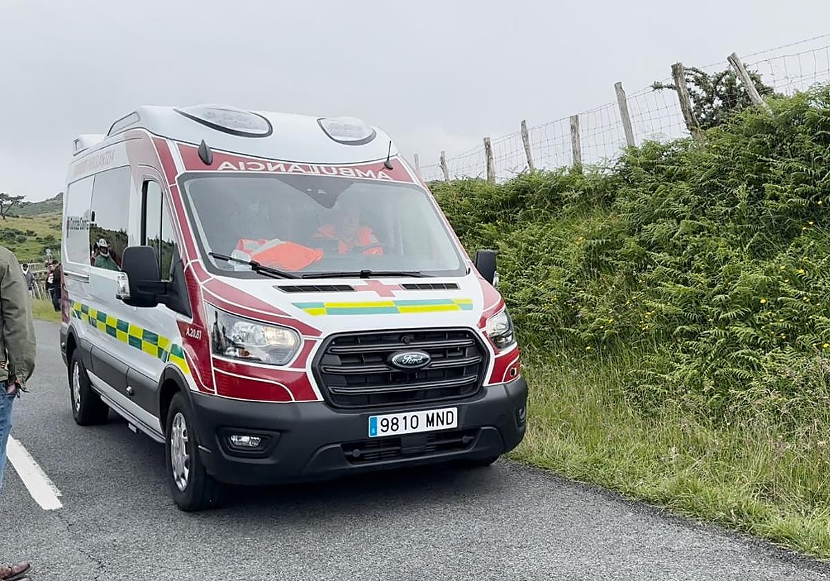 Una ambulancia, ayer en Jaizkibel para atender a los heridos
