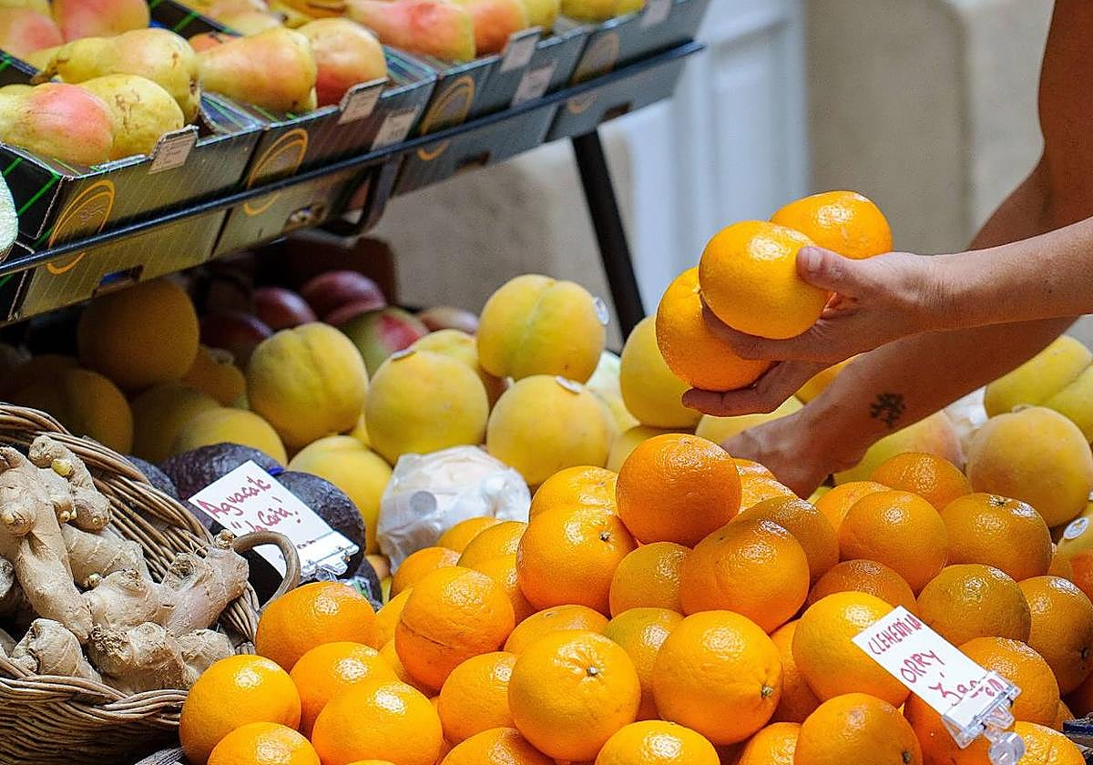 Fruta en una frutería donostiarra.