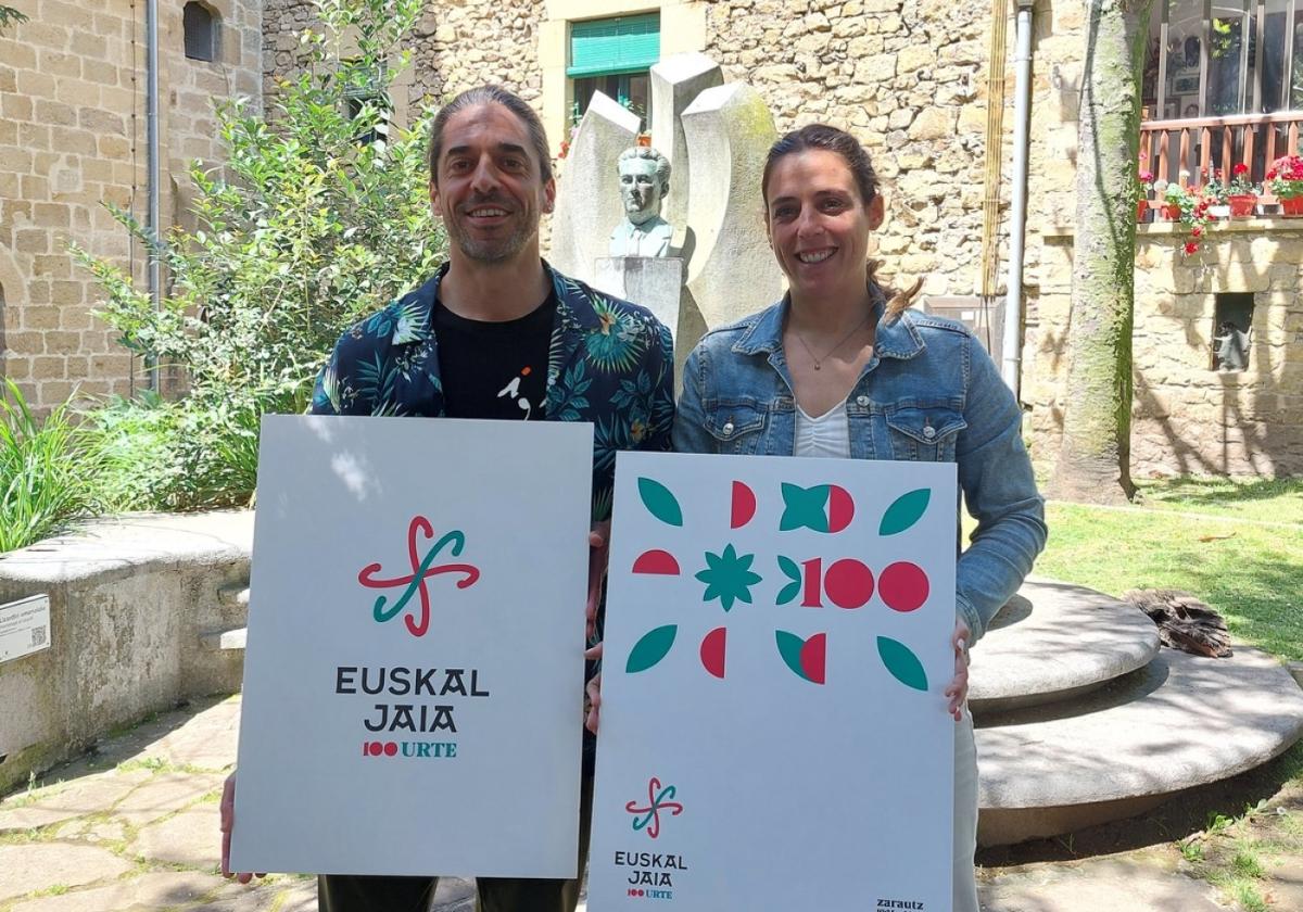 Alberto Caballero y la concejala Leire Arana con el logo elegido por el jurado para la Euskal Jaia.